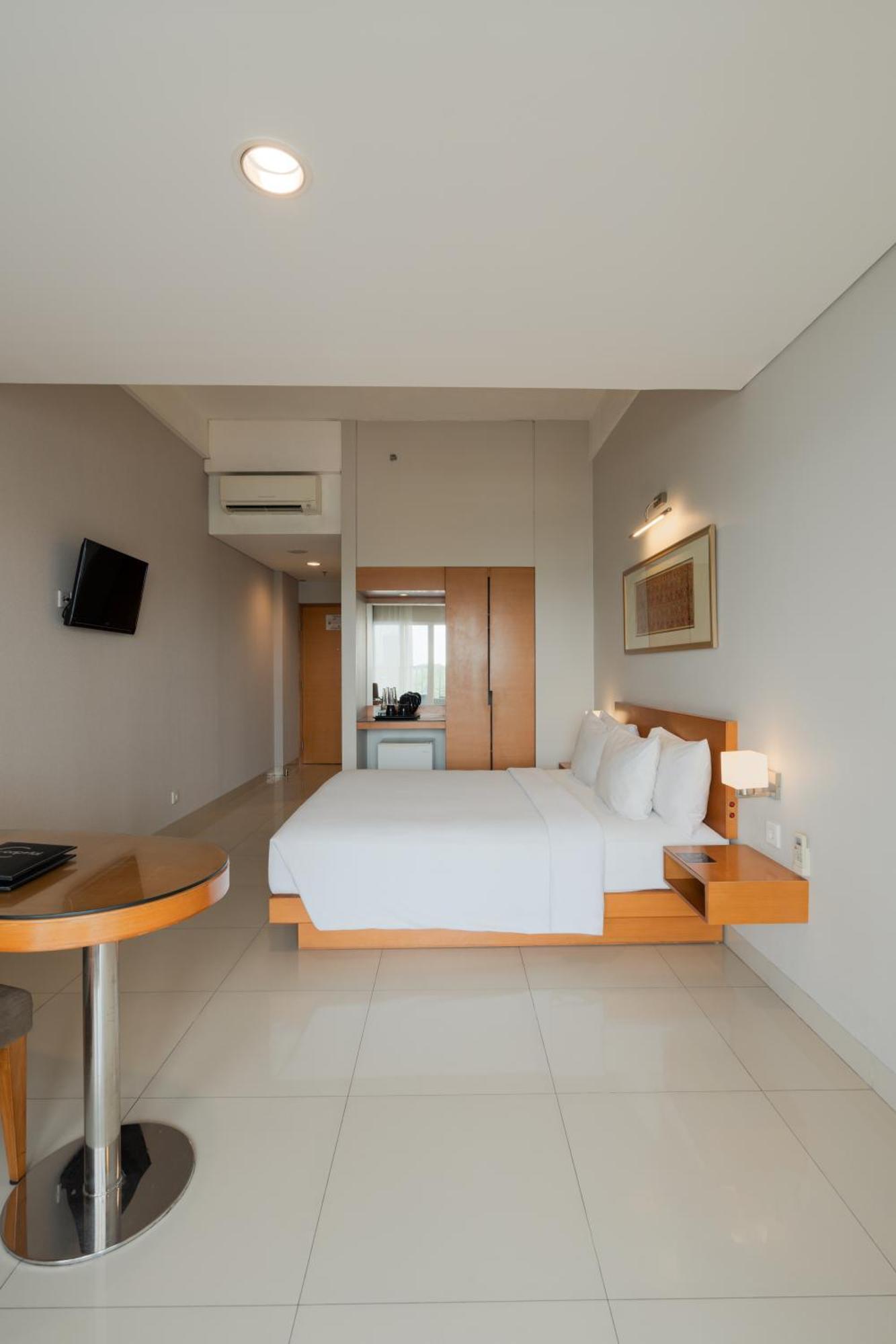 The Capital Hotel Surabaya Exterior photo